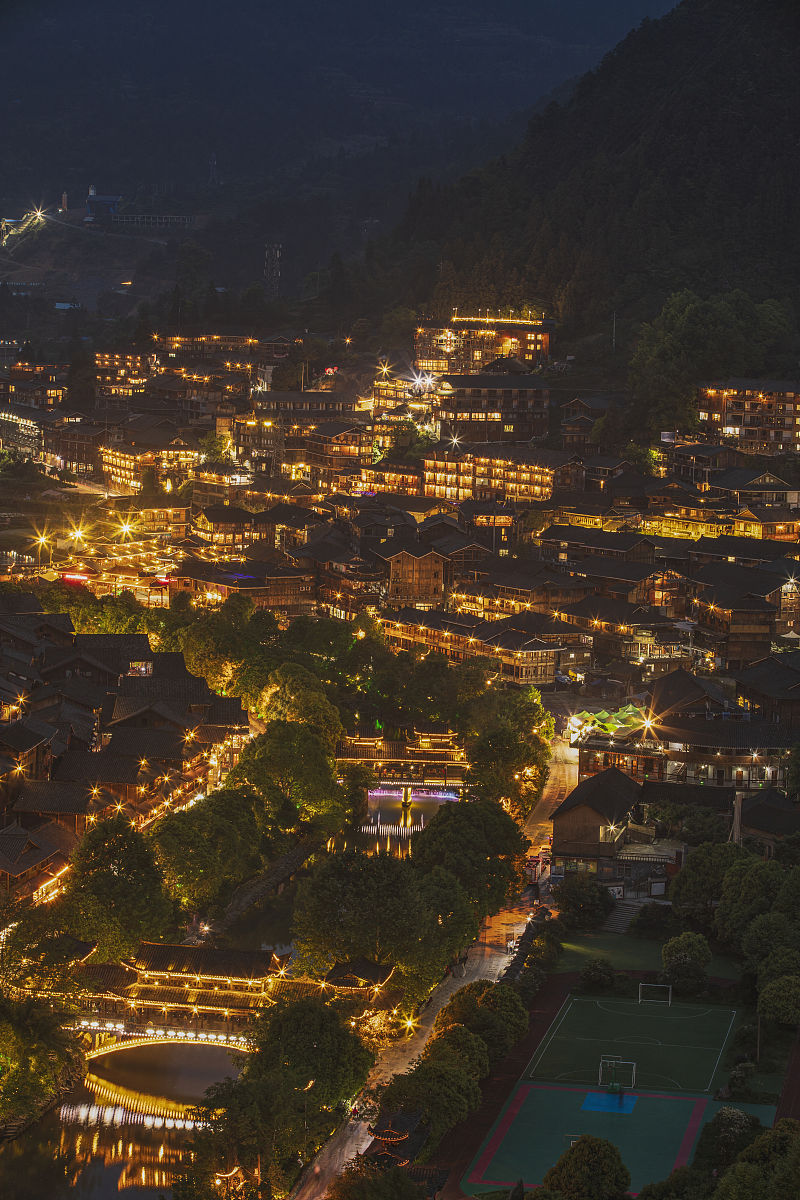 住镇远+西江·双夜景20人2+1头等舱带腿托【145度可调节座椅·USB充电·舒适间距】打糍粑·穿苗服·长桌宴 奔驰宝马奥迪接送机站 天星桥游全程 避暑胜地上面一段话重新组织语言编辑。字数在不要超过原句字数