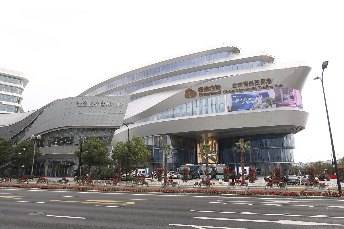 绍兴城西银泰城帮我用210字详细描述