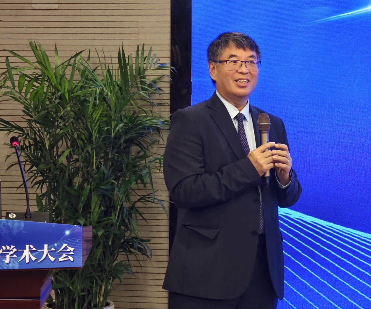 2023年6月14日星期三我很荣幸洗耳恭听了互联网大咖陈员外在我们立信会计金融学院专场的演讲他的演说十分有启发性陈员外曾在微信、阿里、拼多多等核心算法任职他曾在阿里巴巴负责搜索请求因此十分理解阿里巴巴的算法团队而如今他在DAU过亿的app中负责核心算法。总的来说这场演说有很多地方吸引我给了我很多启发首当其冲的就是让我对科技进步的意义又加深了理解这位大咖曾在微信和阿里等公司工作其中的核心算法对于这些