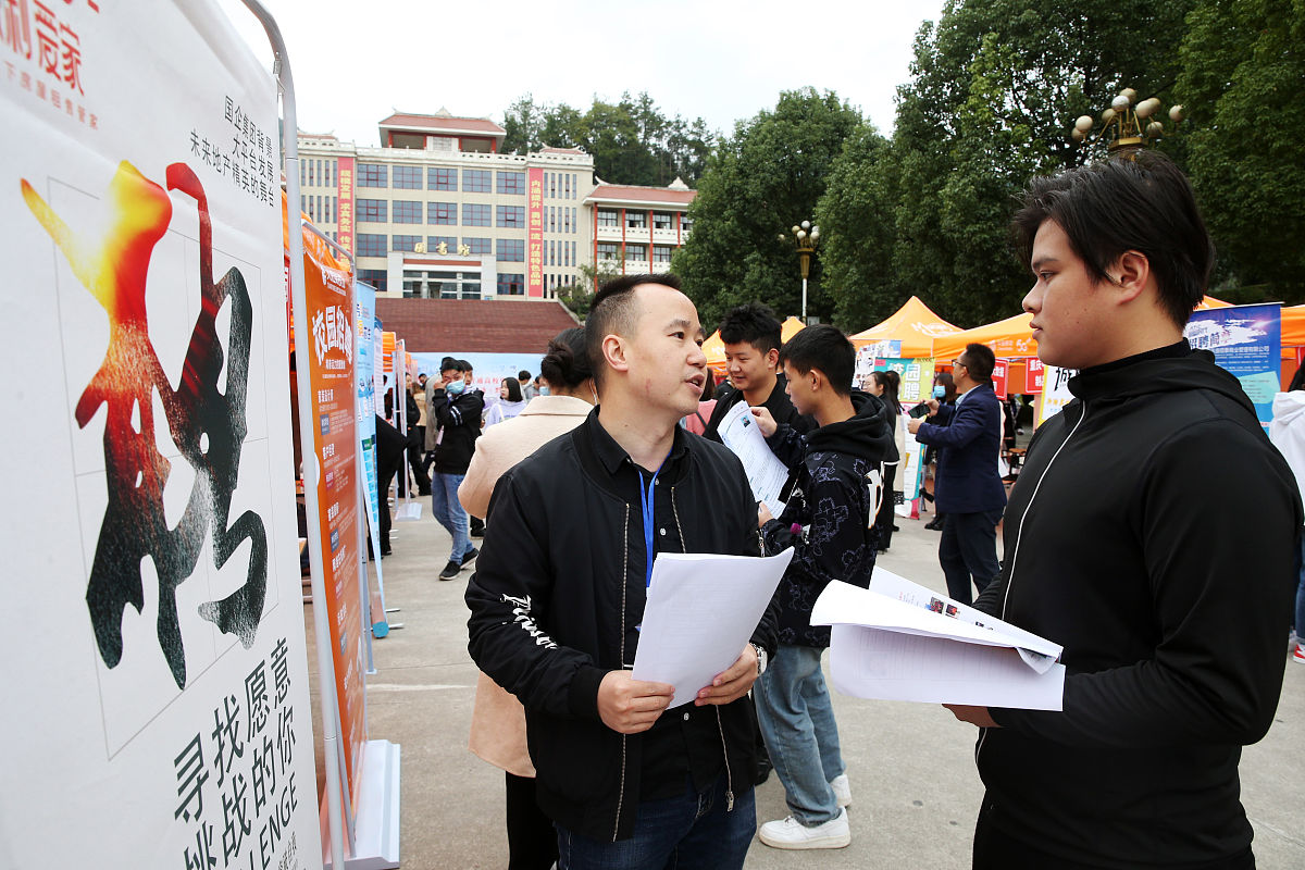 重庆经贸职业学院商务管理专业学什么？就业前景如何？