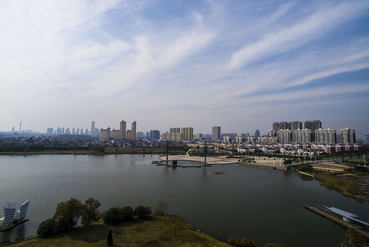 2016年11月24日,江苏省南通市,天空放晴,空气清新剔透,海安县七星湖公