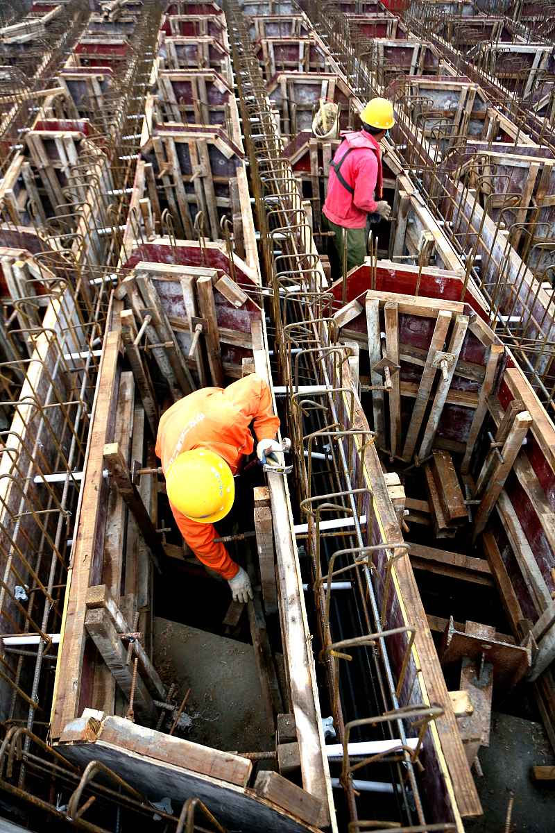 2020年5月1日,工人正在重庆三峡库区忠县新生港钢筋扎制和安装塑胶护