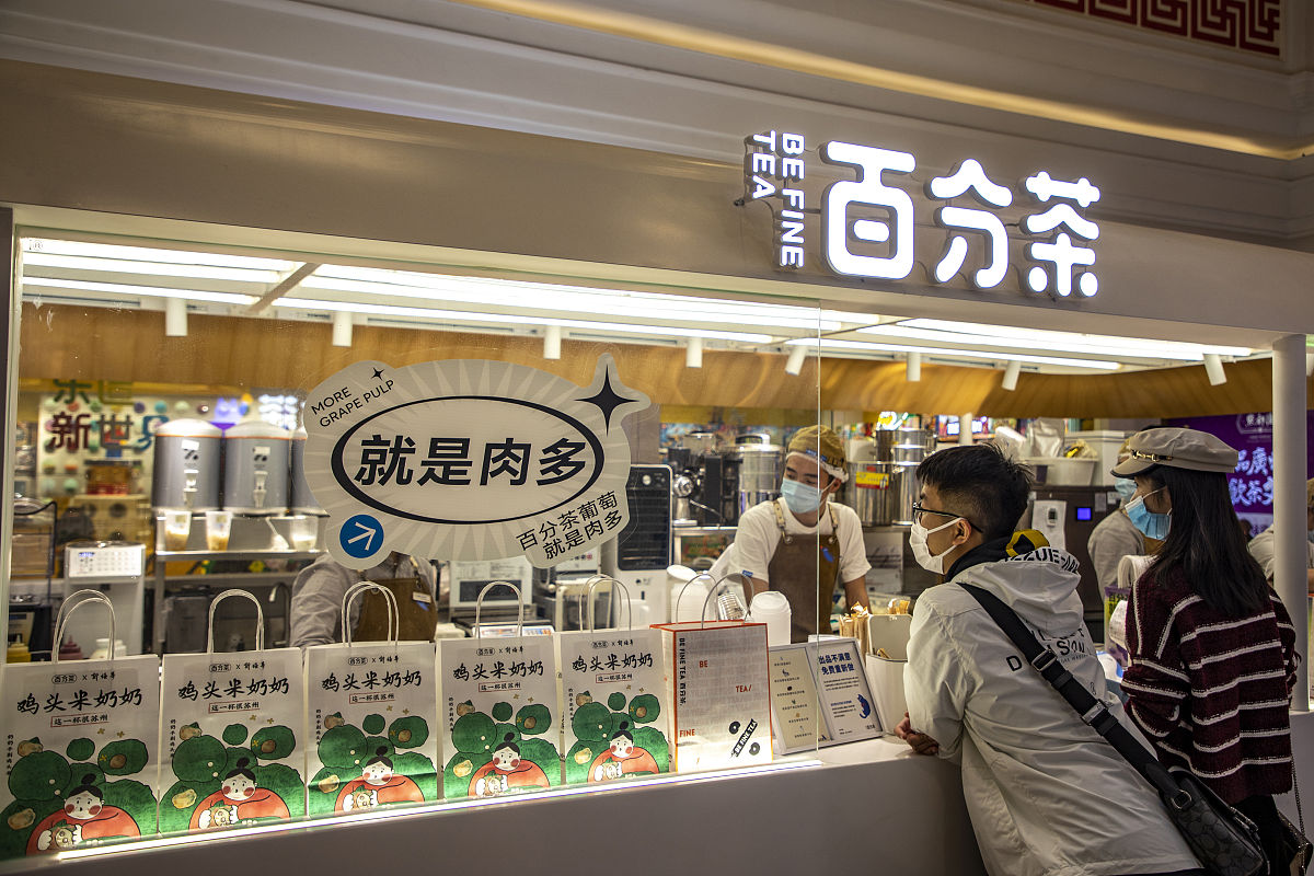 阐述论文提升新式茶饮连锁企业的核心竞争力的路径罗列成一条一条中间可以适当增加案例说明