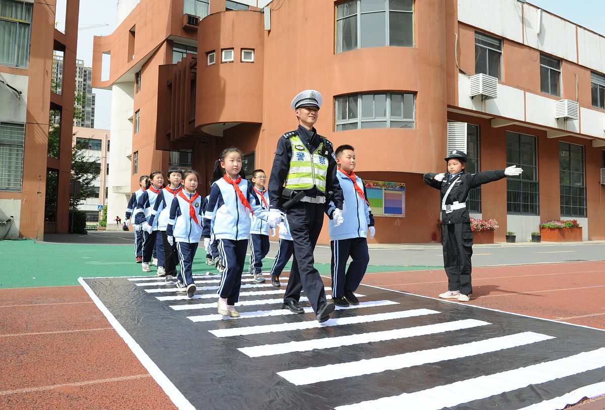 2021年4月28日,在安徽省合肥市蚌埠路第二小学,孩子们在交警的指导下