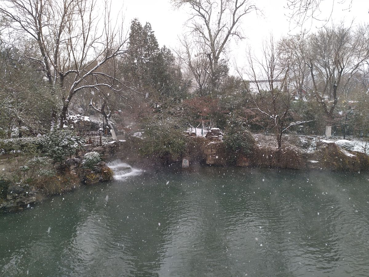 老舍的拿水做实验这本书里的好词好句 不少于300字。