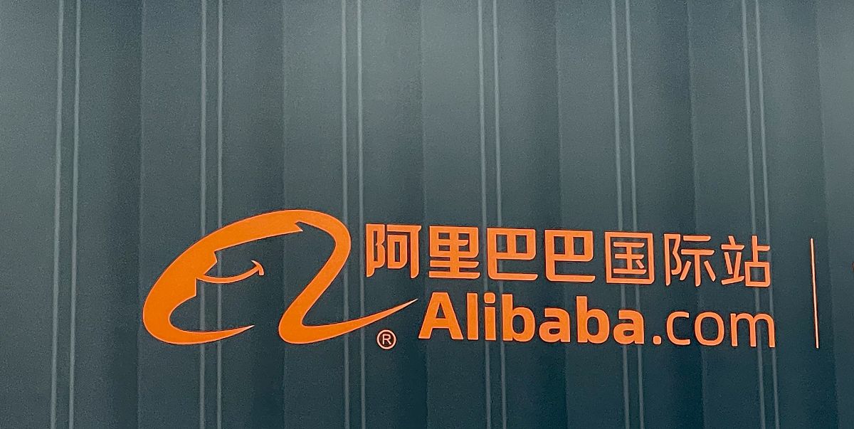 阿里巴巴标志：三个连在一起的'A'的含义