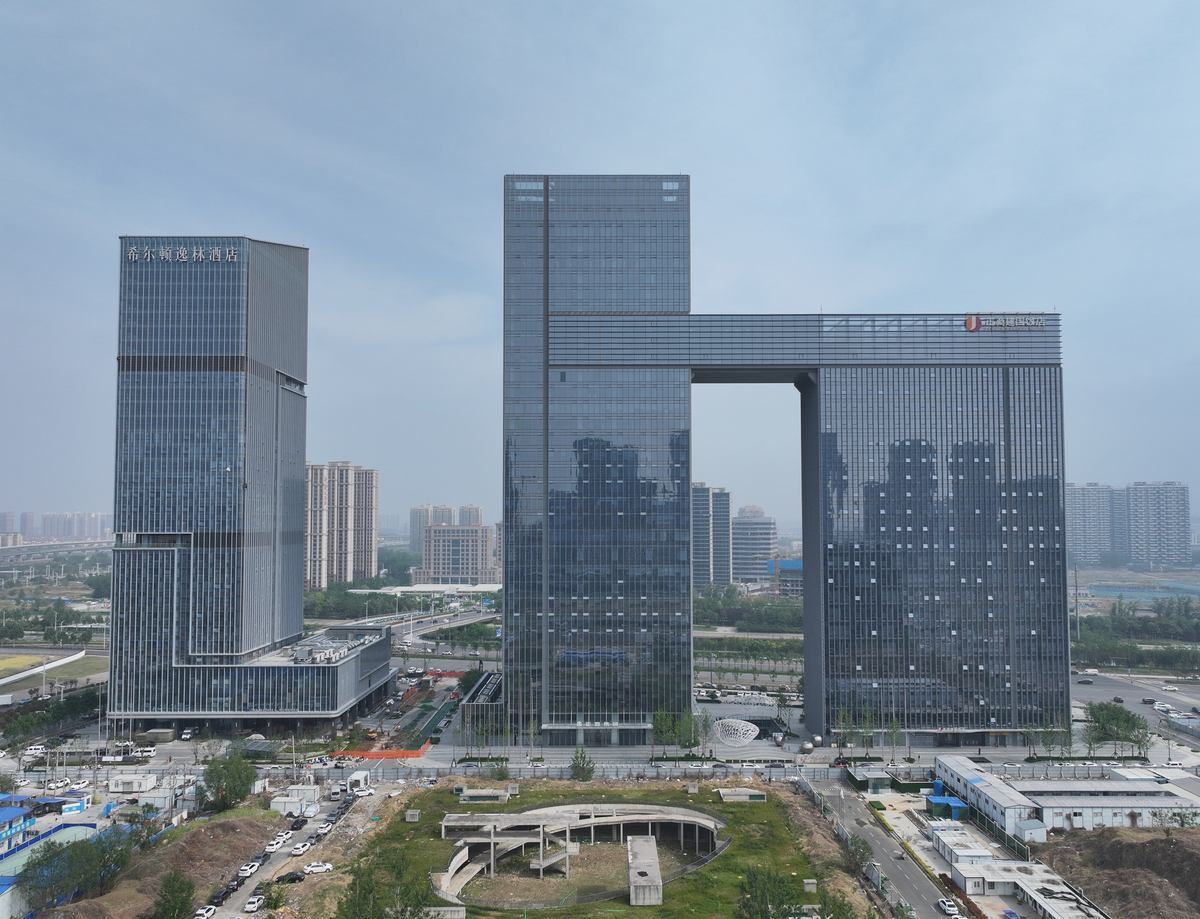 参观完一下两个企业的收获与感想：河北省石家庄市光谷科技园是中国北方重要的科技创新基地之一吸引了众多高科技企业和创新团队的入驻。其中森斯泰克和数英科技是光谷科技园中的两家知名企业。在老师的带队下在2023年8月31日我们前往参观了这两个公司。首先我们参观的是森斯泰克。森思泰克是一家专业从事毫米波与激光雷达传感器智能产品研发、生产与销售的国家高新技术企业。公司于2013 年组建研发团队2015 年成立