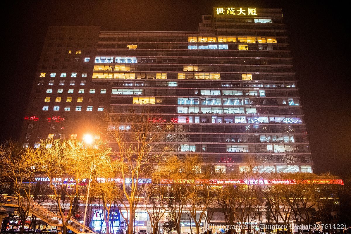 2016年11月28日,北京,从索芙特酒店开完会出来,天已经黑了.万达广场周