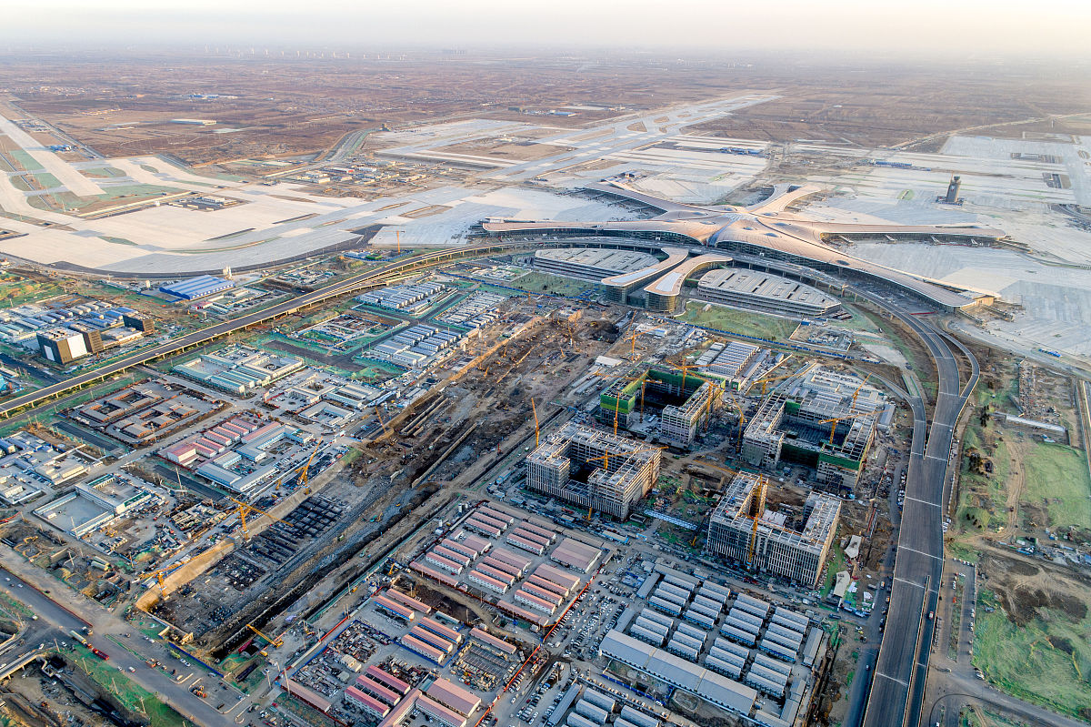 请以一个近几年内开工或竣工的国内外大型工程项目为例结合电子信息工程专业的工程项目实例更好分析其所采用的承发包模式并且分析其利弊和所遇到的问题应该如何克服或者解决这些弊端和问题。