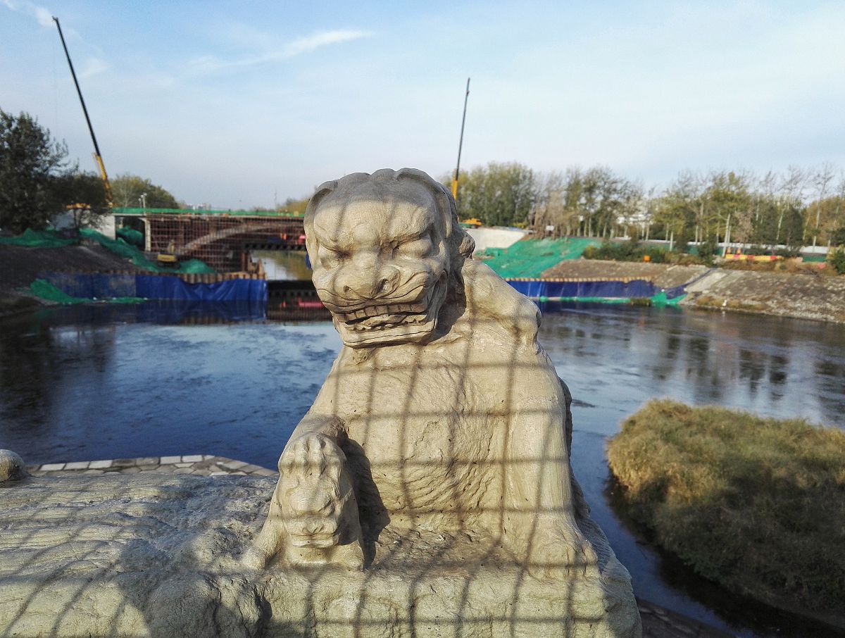 撞击荷载下变参数两跨四车道桥梁结构设计与制作解读