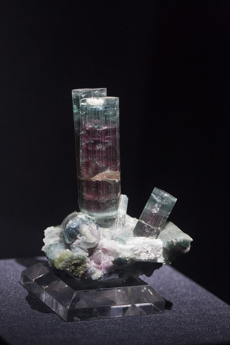 白月光水晶：寓意美好，激发灵感，尽显高雅气质