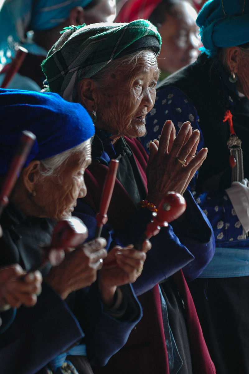 2009年8月2日,云南大理,白族人的日常生活.大理白族人在神庙做法.