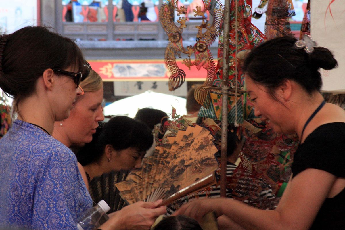 2008年北京奥运会期间,观赛的外国游客和各国运动员在比赛间隙慕名来