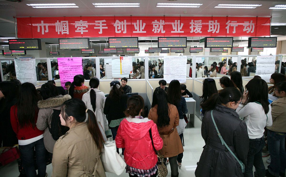 2013年3月9日,南京,众多女大学生进场应聘.