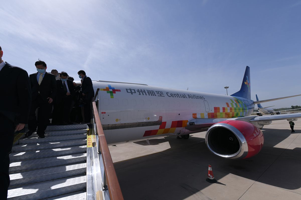 阐述：新郑机场内部资源整合不足没有充分利用空港经济优势