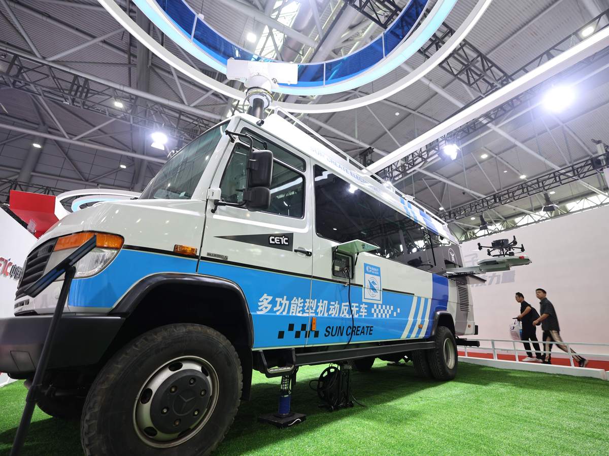 请描写一下一辆小型的实验基地车的外貌