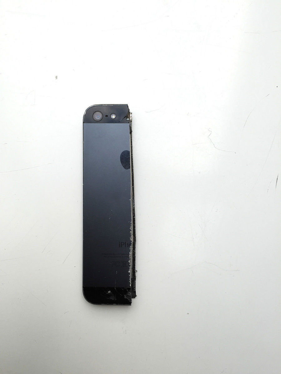 他用电锯将所有物品——包括一部iphone 5手机,<strong>高清</strong>电视机和苹果mac