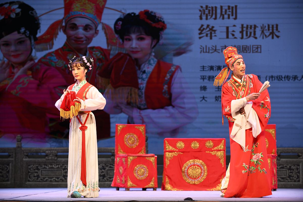 2021年12月10日晚,广东东莞,来自汕头市潮剧团的演员在表演潮剧《绛玉