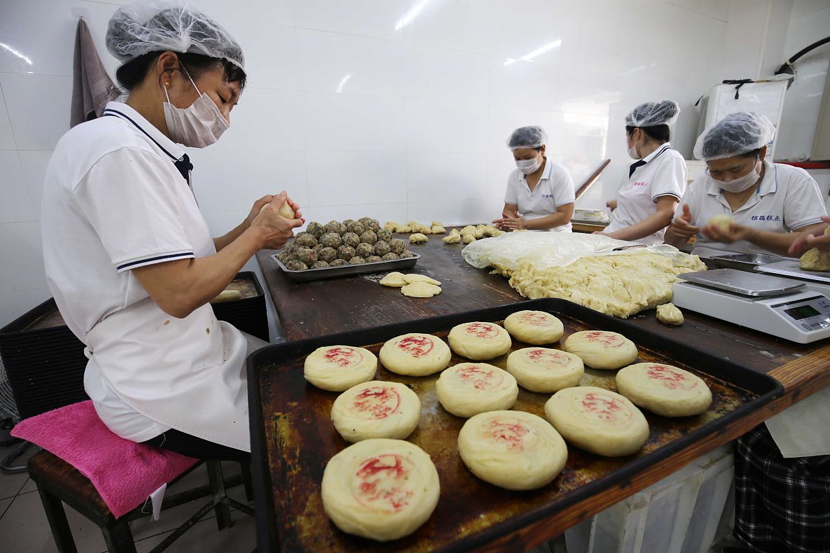 唐山学糕点专业：选择学校、培训机构和职业发展方向