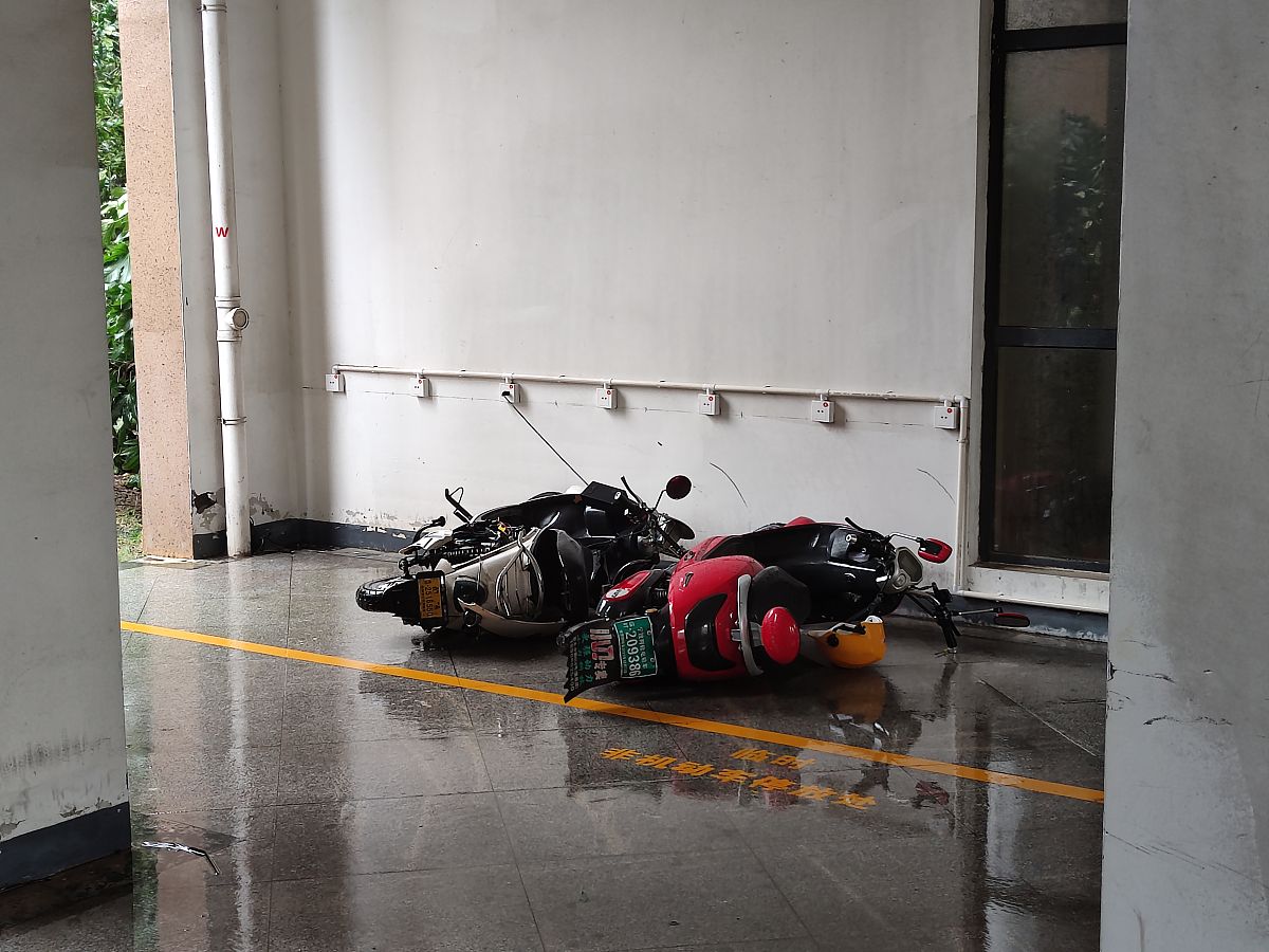 电瓶车推进电梯有危险吗？