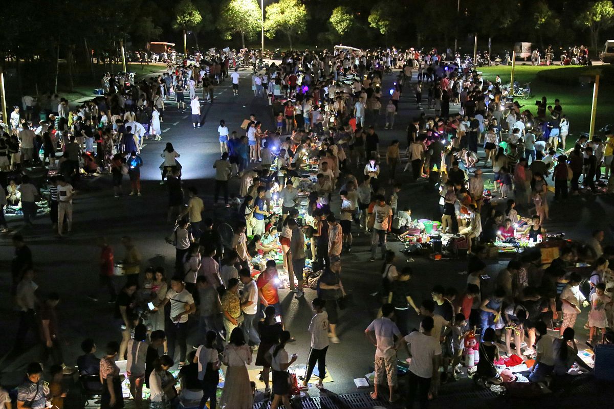2018年6月27日,郑州大学校园内,大四毕业生在离校前办起了"跳蚤市场",