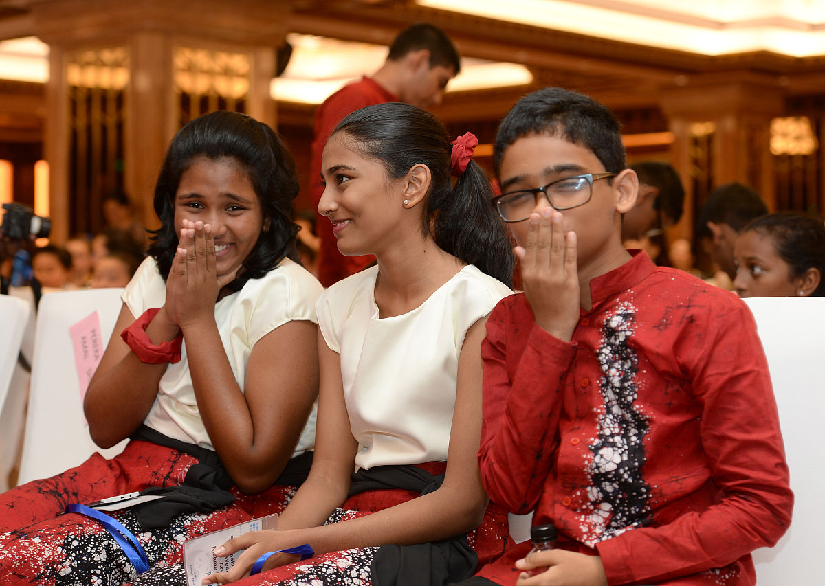 在柬埔寨他们有什么行为是打招呼示意友好的游客如何打招呼给我中英的回答