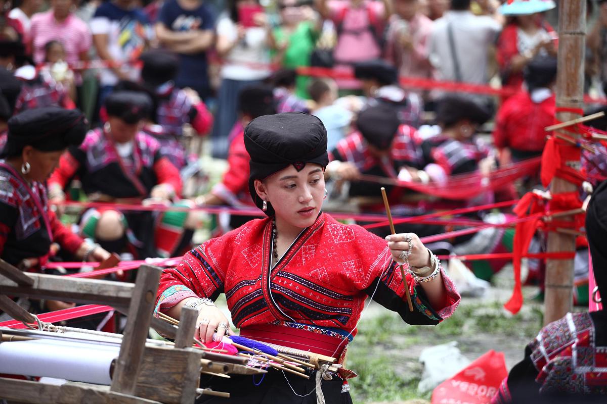 2016年7月9日,广西龙胜各族自治县龙脊镇大寨村,红瑶妇女在进行红瑶服