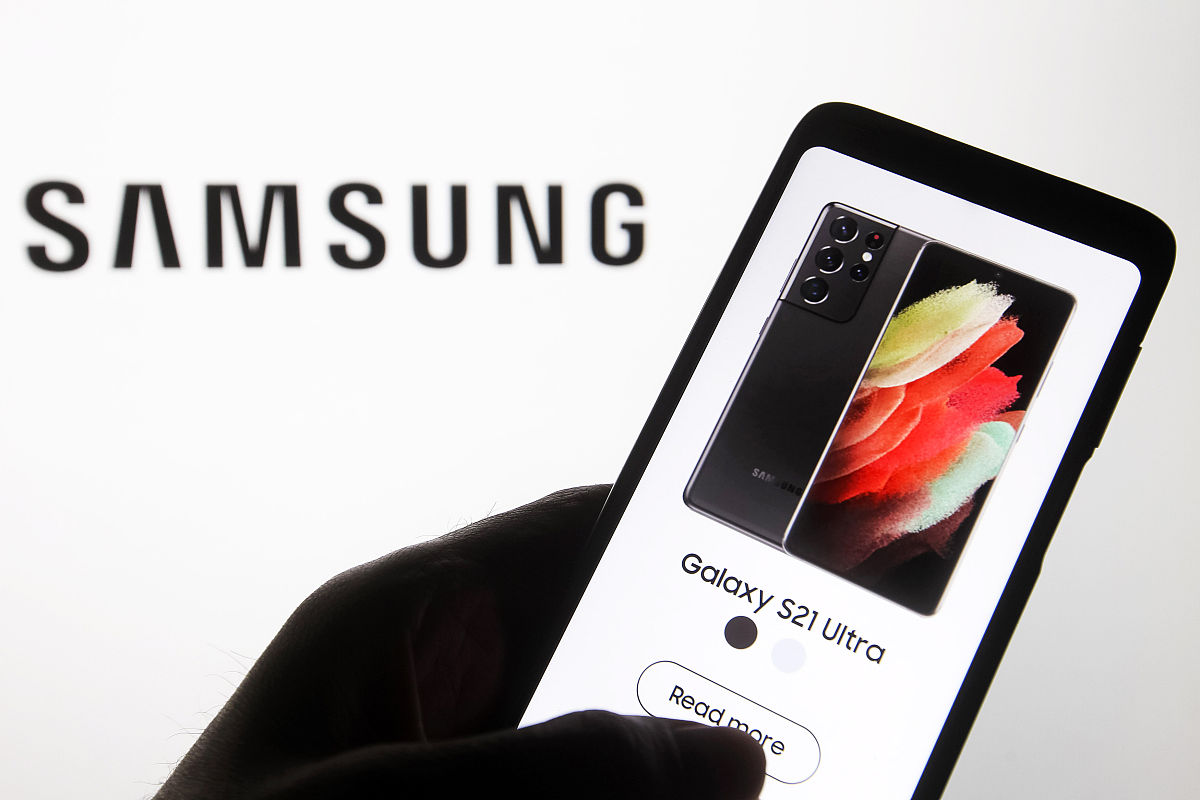 当地时间2021年1月14日,乌克兰,三星galaxy s21系列手机发布,其官网公
