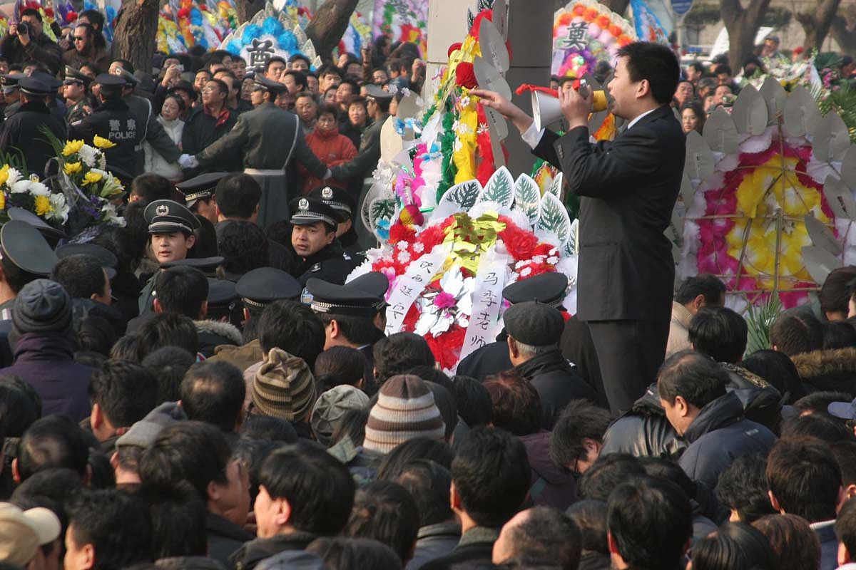 90岁过世的老人算红丧事吗帮我用210字详细描述