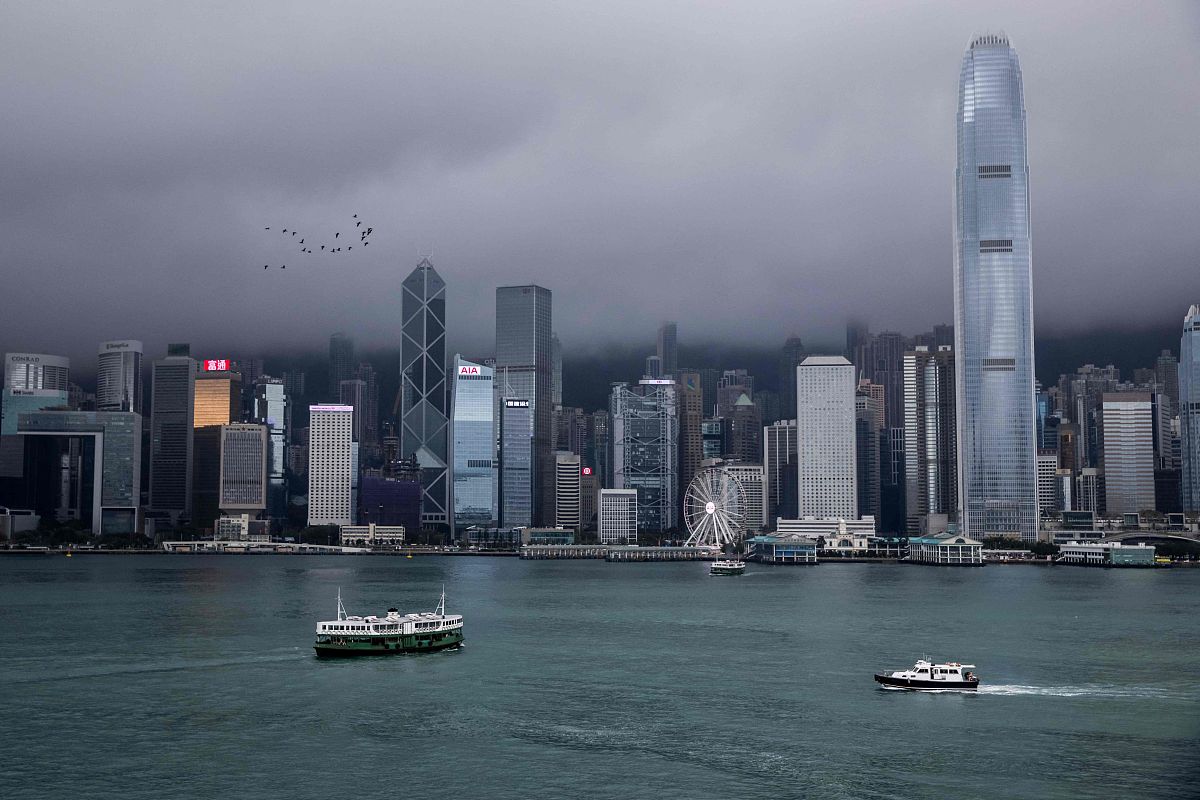 2022年3月25日,香港城内景象.a star ferry (l) crosses victoria har