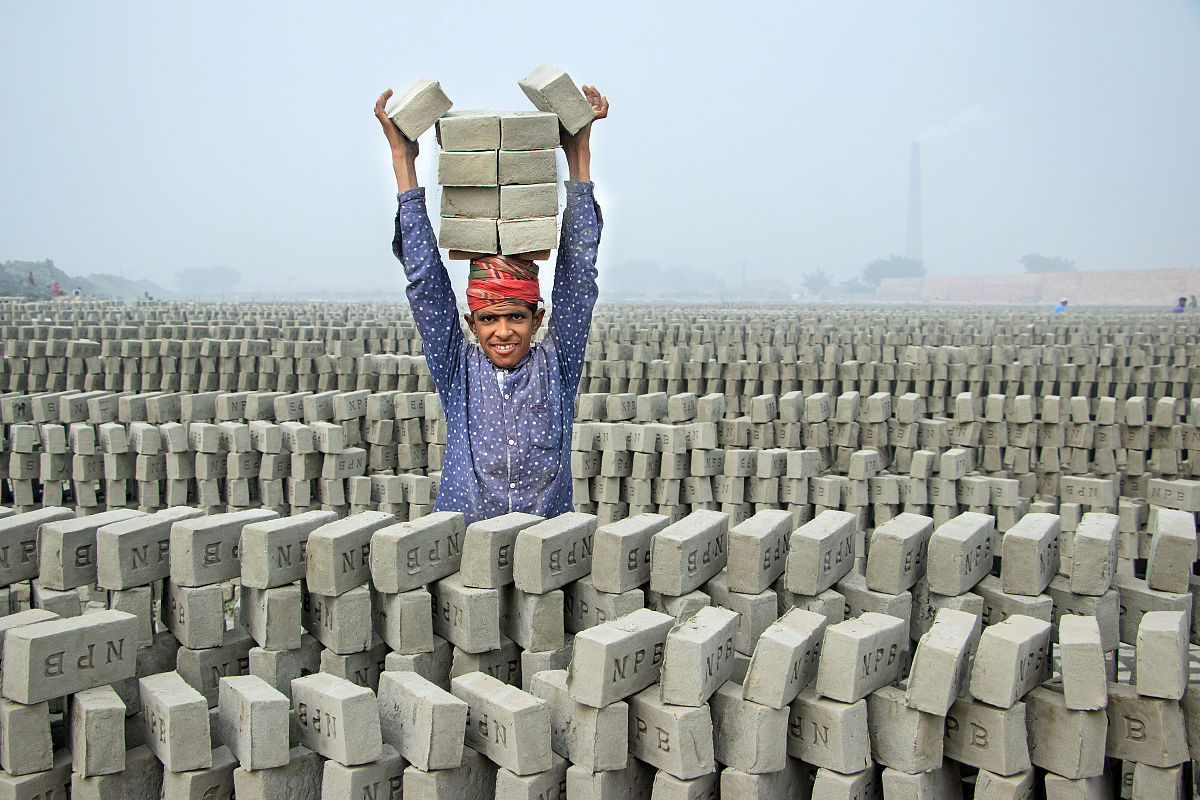 用全部关键词组成10个文案并润色下搬砖打金攻略思路游戏打金搬砖游戏打金怎么赚钱手游搬砖游戏搬砖游戏排行榜打金项目