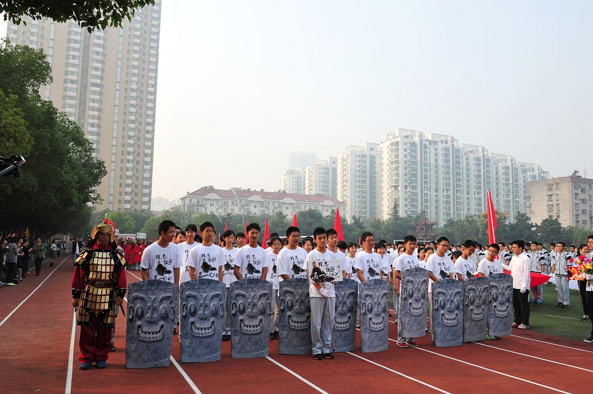 帮我写一下班级管理的基本原则和方法