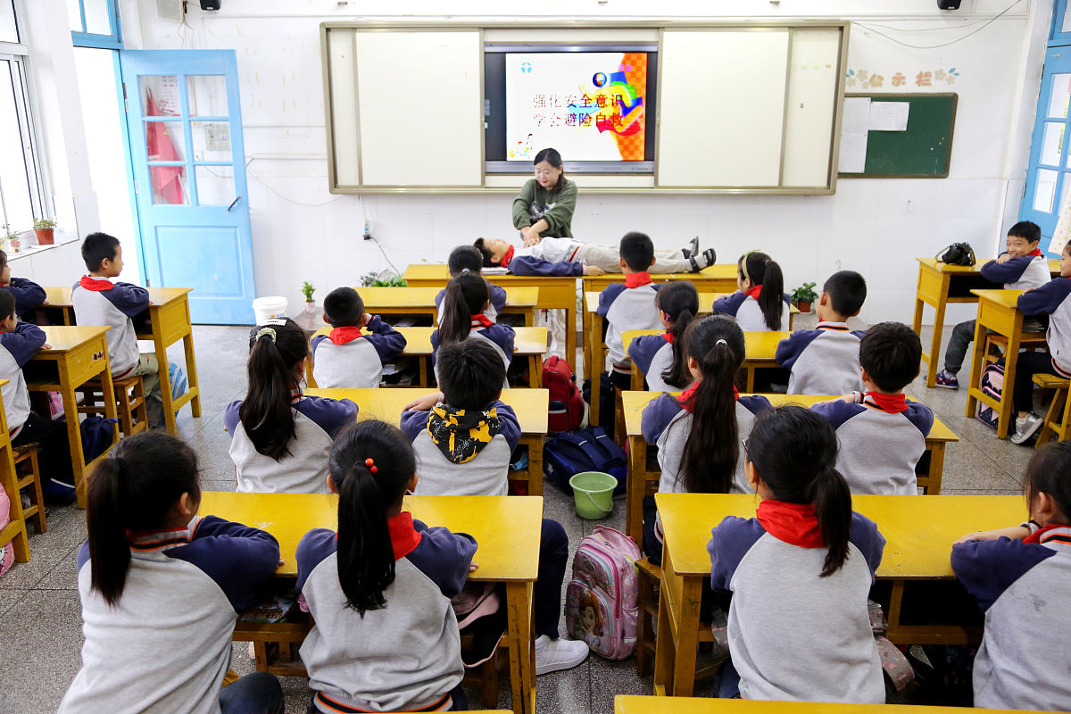 中学生课后服务内容组织与开发：政治教师心得体会