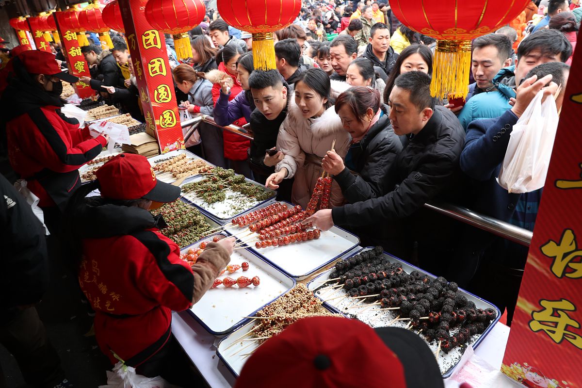 热闹非凡的村庄年集：欢乐、美食和年货