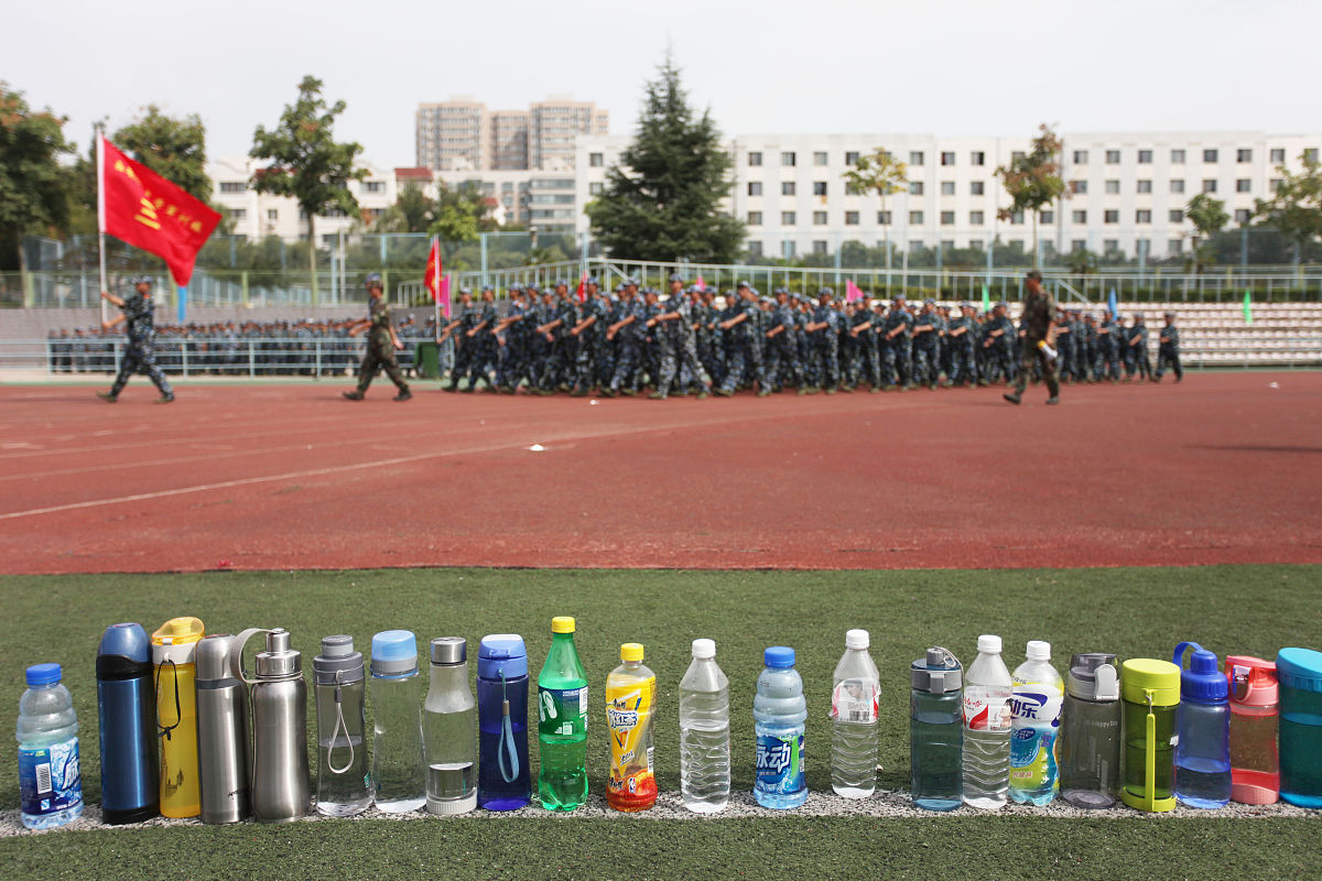 2015年9月5日,西安市,训练场上水杯子摆成一条线,军训让同学们注重每