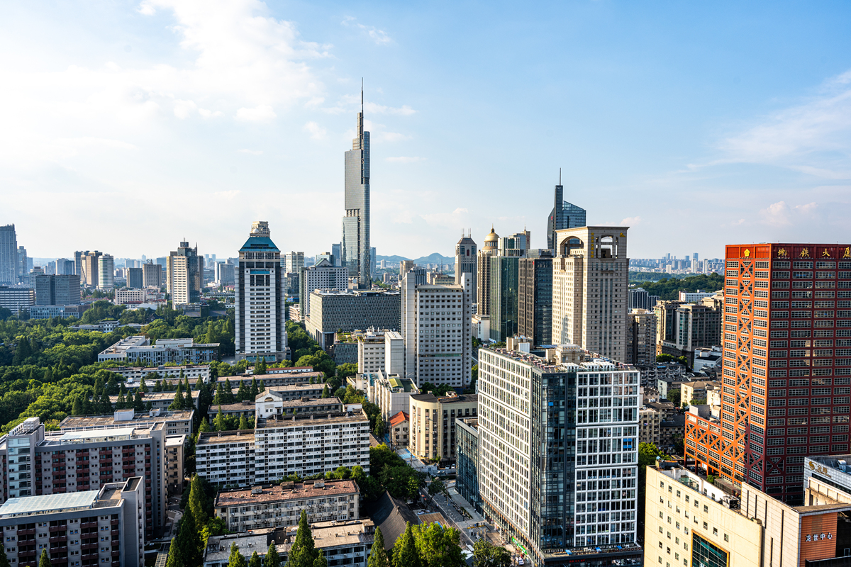 2025年7月29日,南京,紫峰大厦建筑群城市天际线风光..