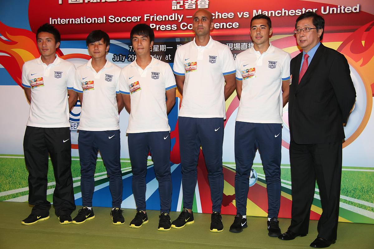 用中文提升这个句子一共获得了五项冠军其中香港二队荣获团体冠军这与他们的默契配合密不可分