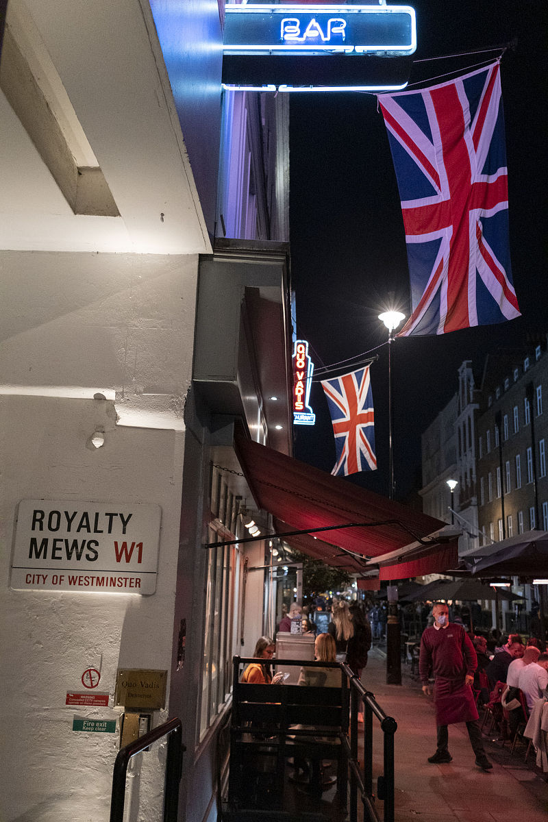 当地时间2020年10月31日,英国伦敦,街头民众佩戴口罩出行.英国累计新