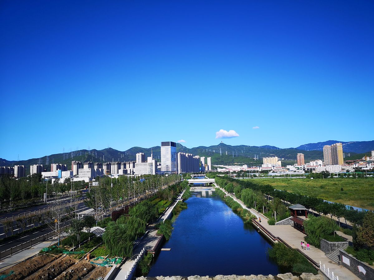 2019年8月29日,长安街西延线门头沟境内的道路铺油工程结束,黄金护栏