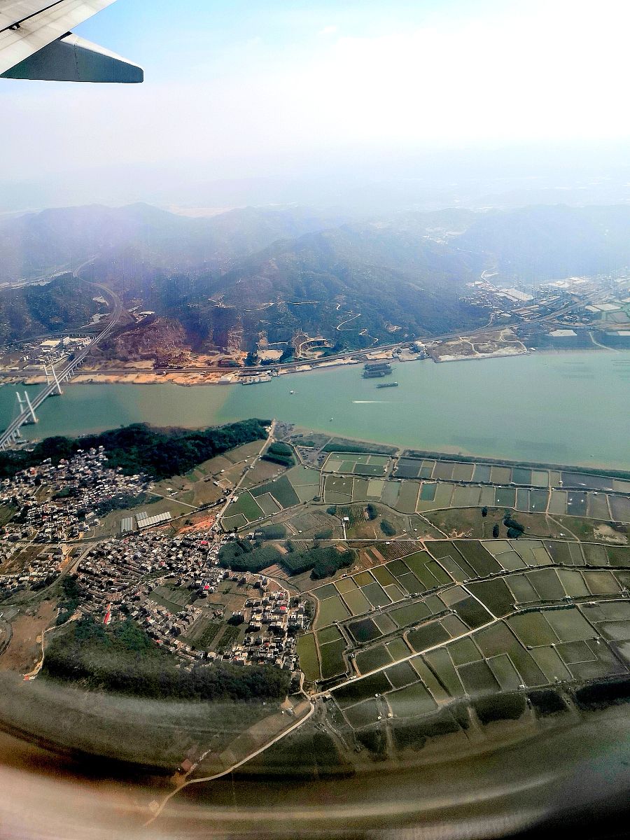 2019年11月6日,在西安飞往厦门的航班上鸟瞰厦门花园城市美景.