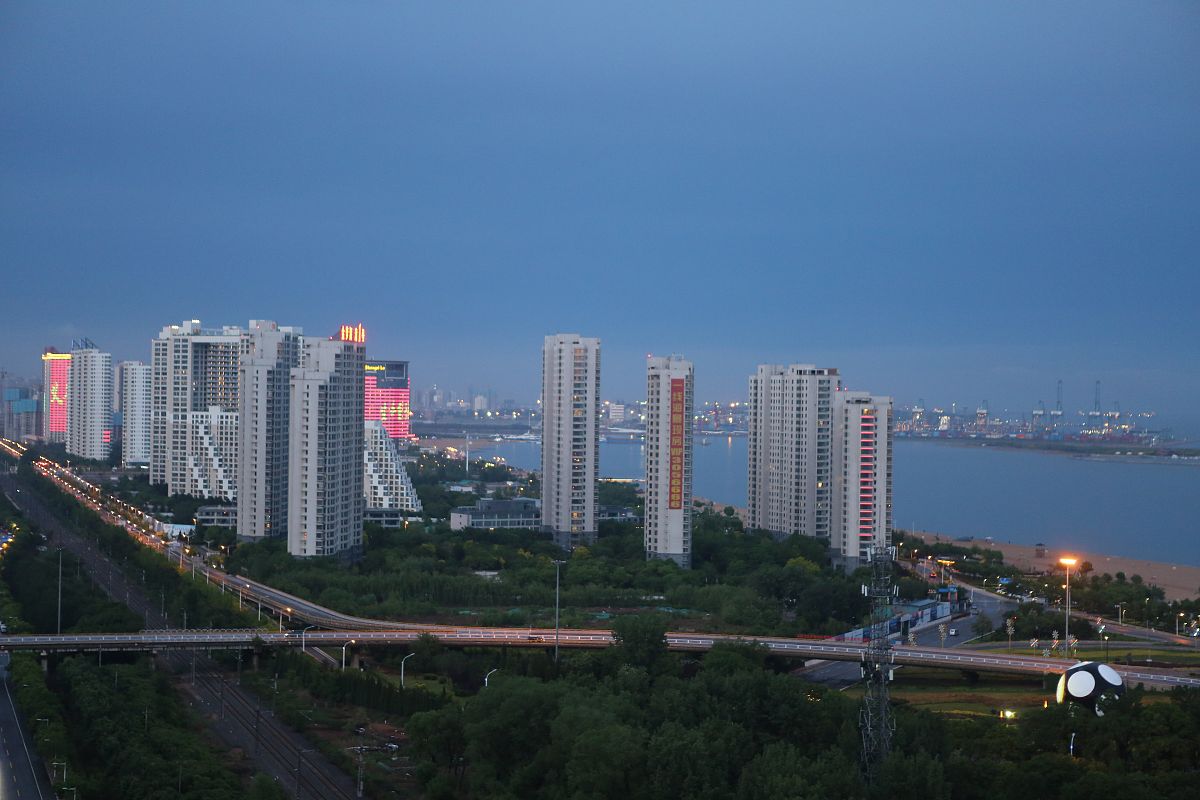 2020年5月23日傍晚,雨后的河北秦皇岛金梦海湾晚霞醉人.