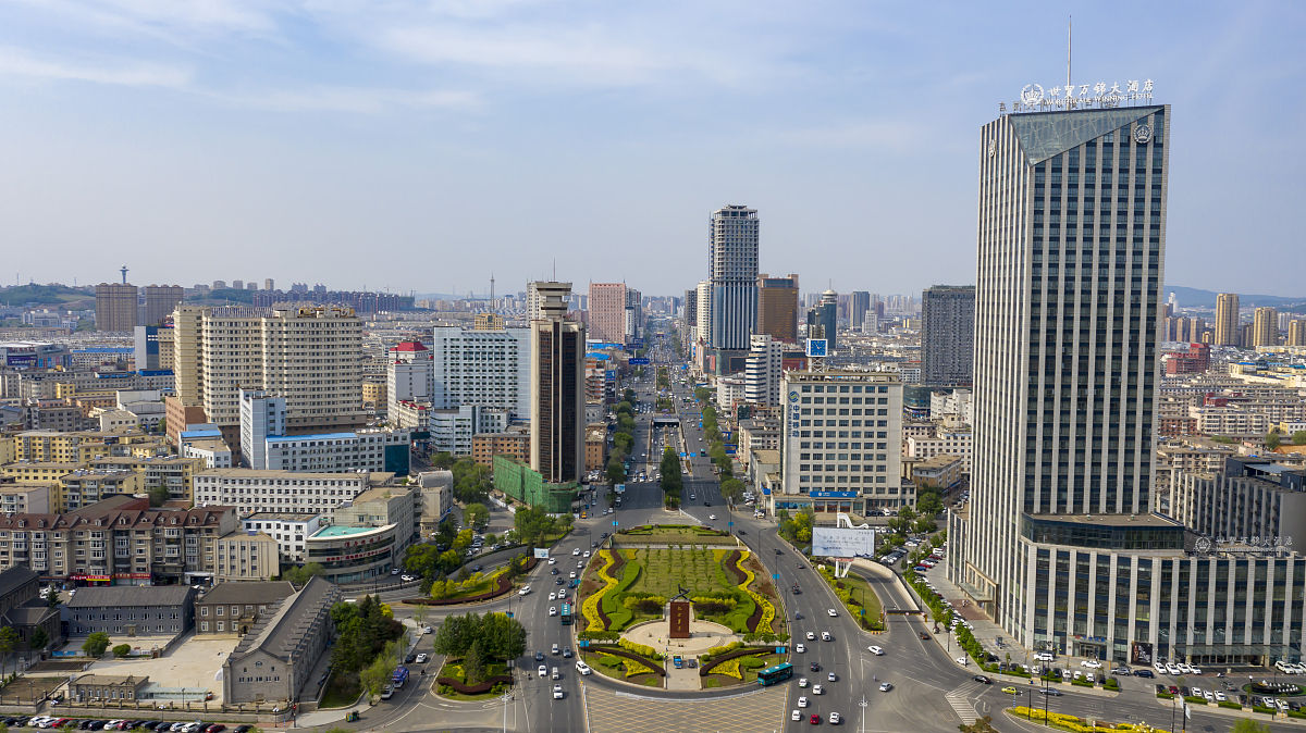 2021年5月20日,无人机航拍吉林省吉林市吉林大桥北侧江城广场以及广场