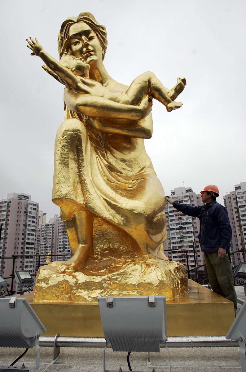 2008年12月29日,在上海正在进行景观装饰的武宁路桥,美丽的金色雕塑不