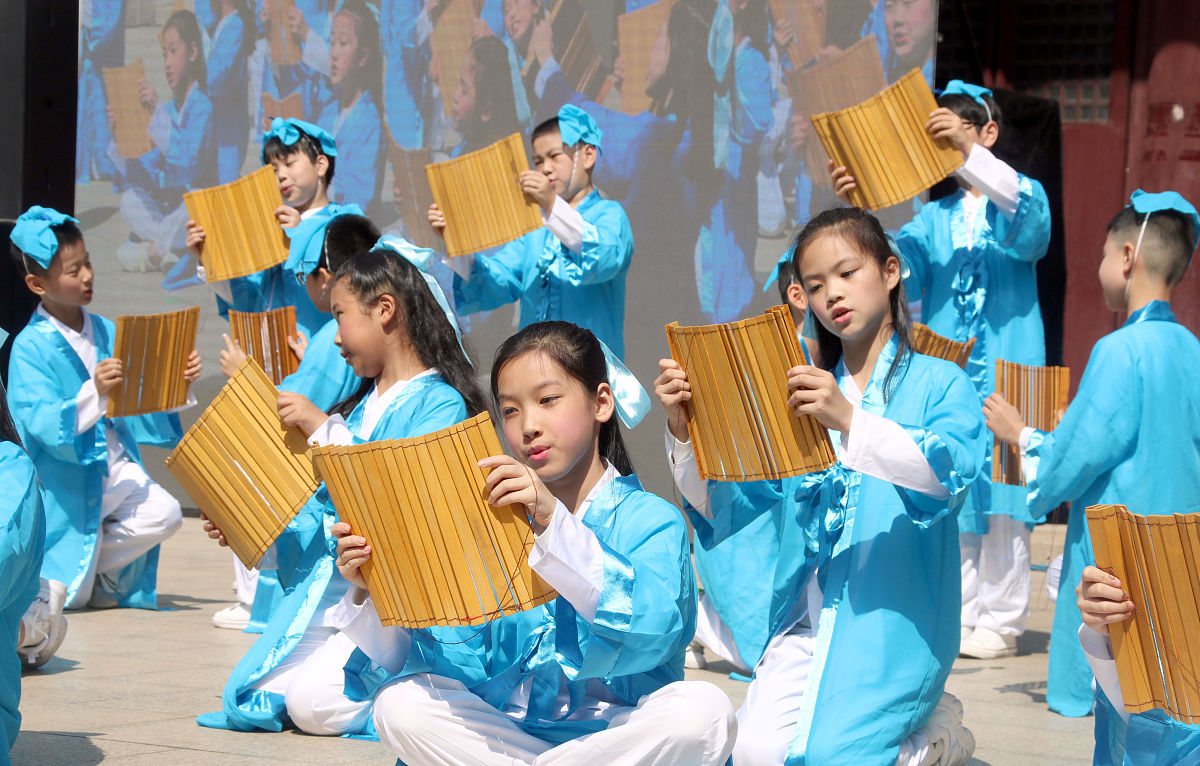 2020年9月28日,江苏省苏州市平江实验学校学生在祭孔典礼上诵读古文.
