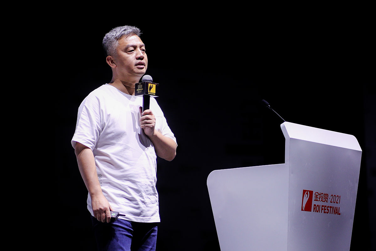 “我是一名护理学本科生，跨考复旦大学公共卫生与预防医学，我是长期主义，终身学习。你的好朋友也选择了跨考，你们俩性格不同”，根据上述材料，用中文回答导师问“ 你和你最好的朋友在哪些方面相似或不同?？”（你的特质要利于做科研，要举例说明你是长期主义，但不能贬低她）