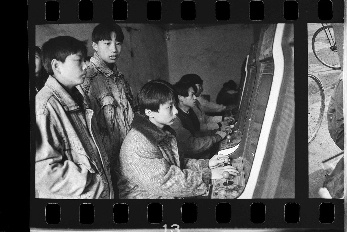 1998年,江苏盐城响水县,省歌舞团来农村演出,看热闹的百姓们.
