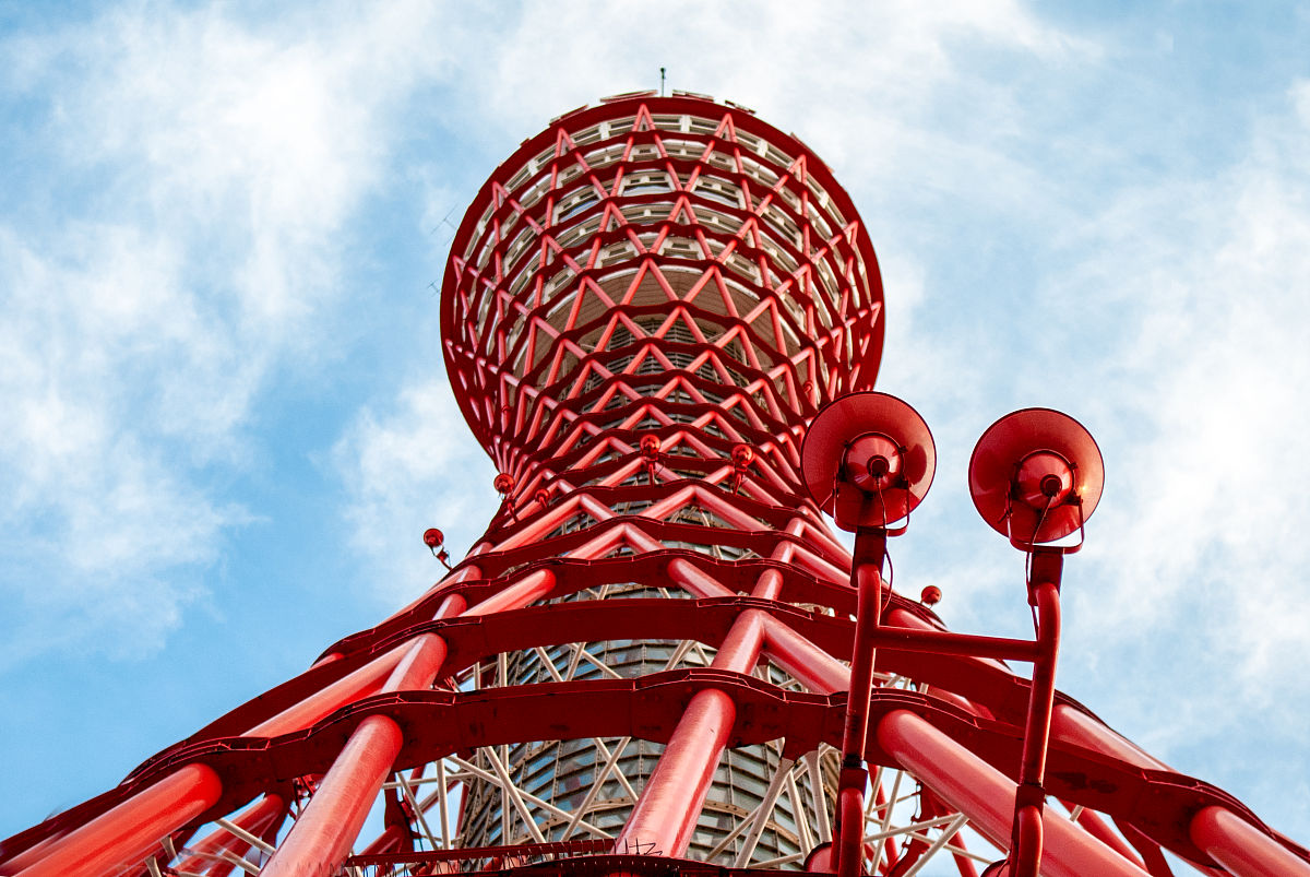 朋友：Near osaka airportKobe citybeautiful hotelwe can stay hereAny suggestions下个月我去日本附近有什么有趣的地方我该如何回答？？