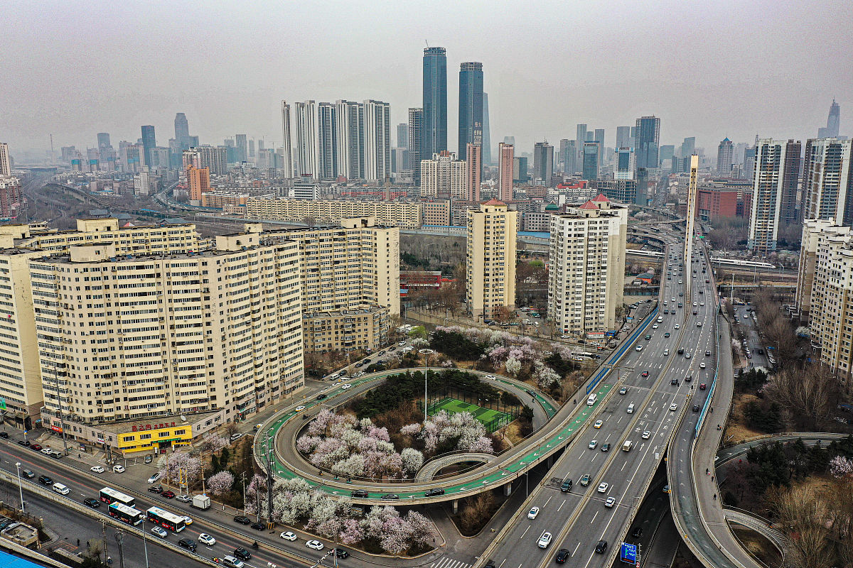 2021年4月1日,辽宁沈阳,早春时节,藏身于盘根错节的立交桥中的沈阳一