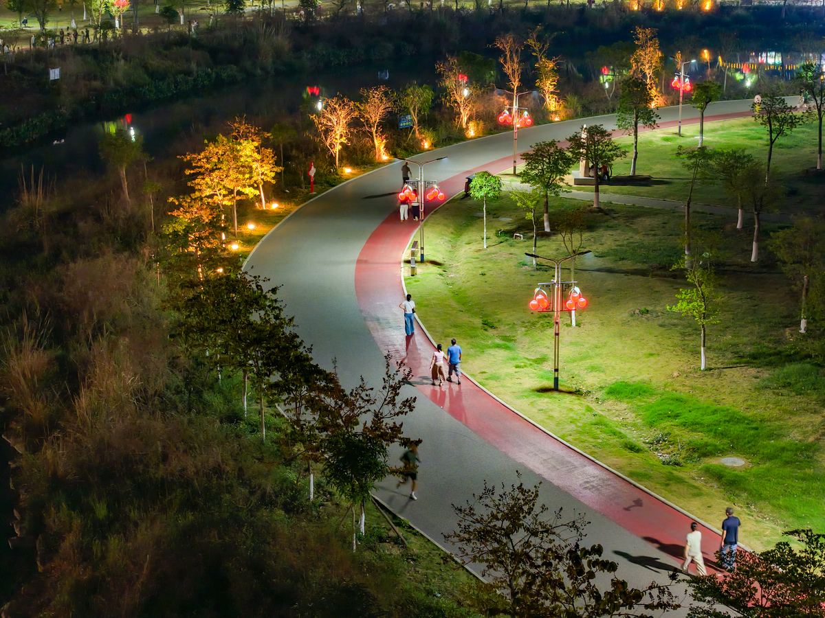 2026年4月4日晚,广西钦州,灵山六峰湖休闲步道灯光亮,