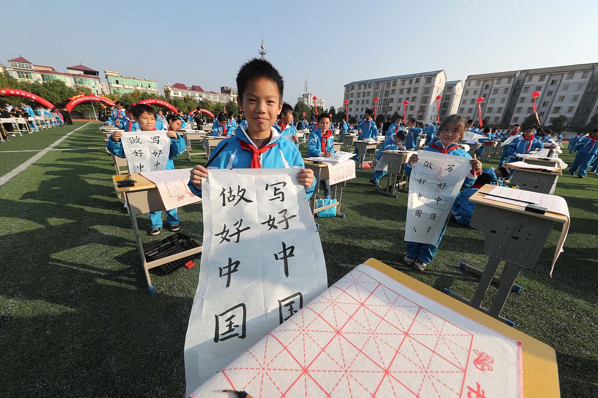 【飞工学院教师三笔字比赛】飞工之师凝丹心 以赛促练展技能 为弘扬中华民族文化彰显审美意识扎实教师基本功。 在各位领导的关心指导下飞工学院举行了教师三笔字现场书写比赛。内容帮我扩充下
